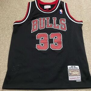 MITCHELL & NESS NBA CHICAGO BULLS
SCOTTIE PIPPEN BLACK SWINGMAN JERSEY 1997-98